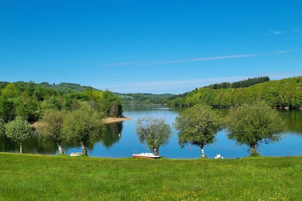 La plage privée de notre résidence au lac de la Raviège.